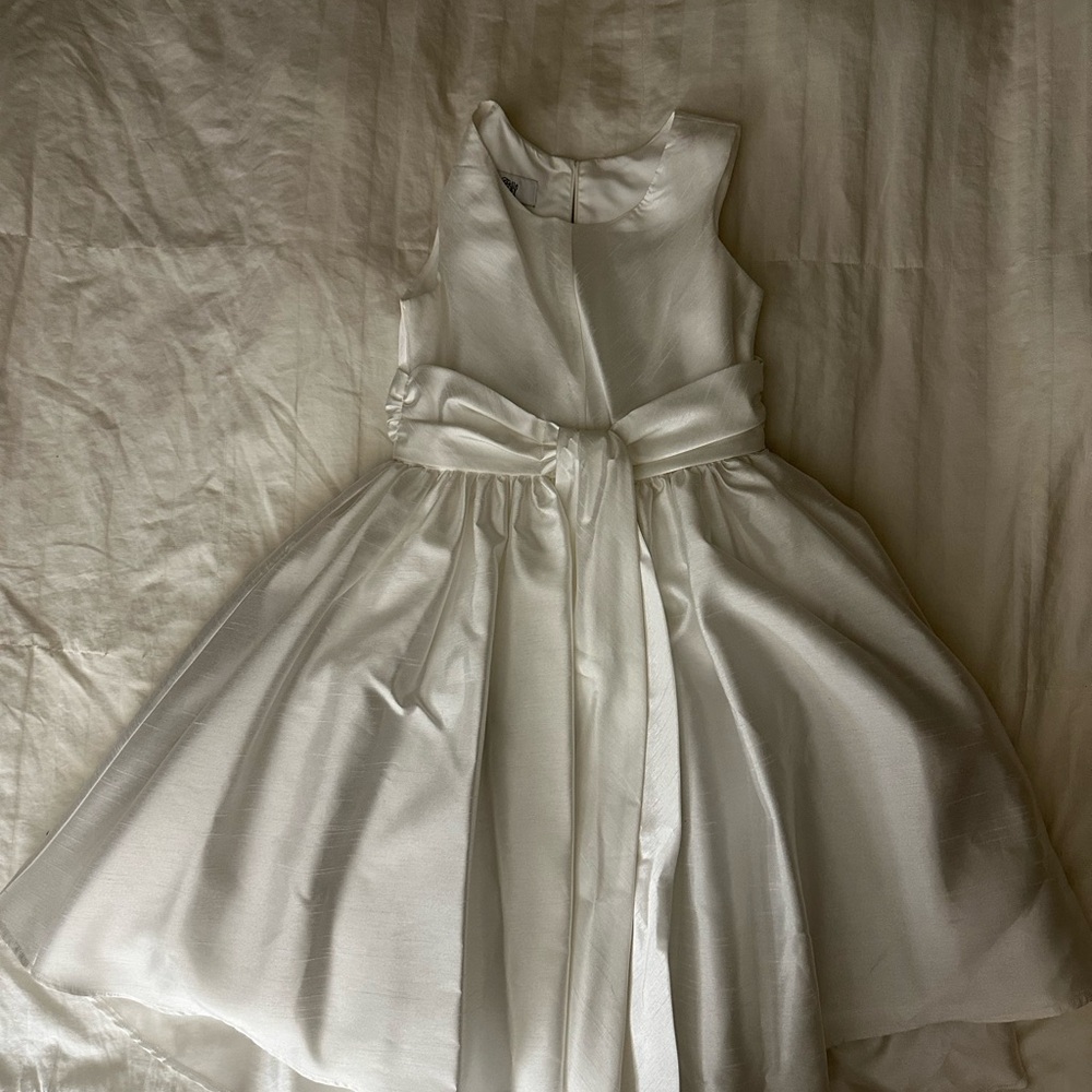 Elegant White Sleeveless Dress